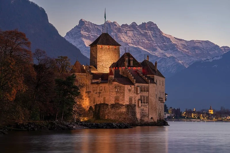 Château de Chillon luxury transfer – private Swiss chauffeur to Lake Geneva’s iconic medieval castle
