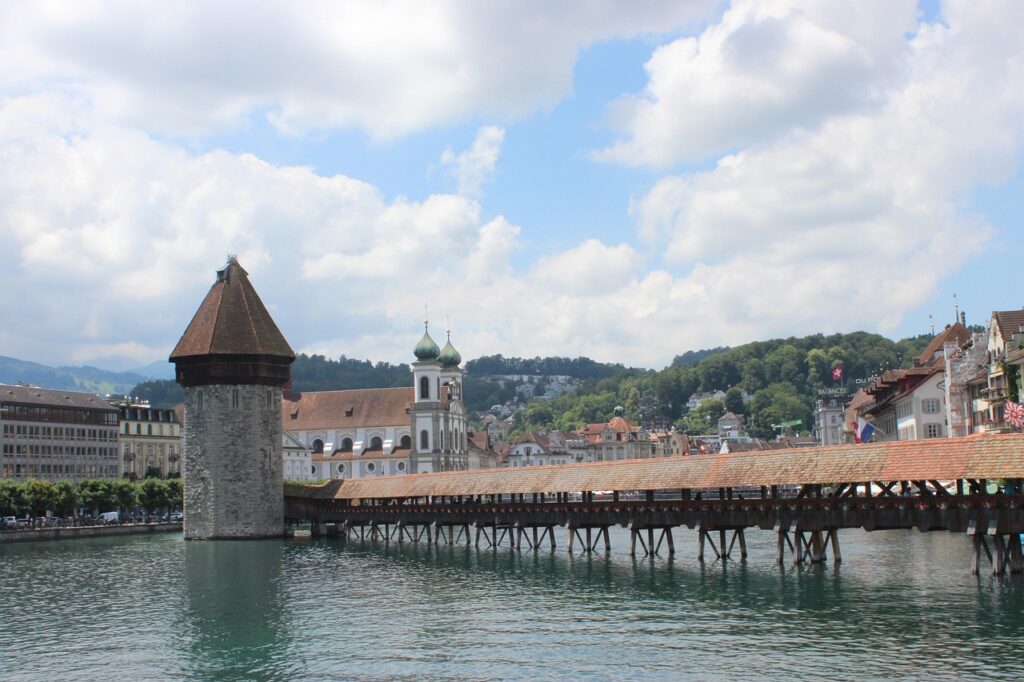 Luxury Mercedes chauffeured ride along Lake Lucerne to Vitznau with mountain and lake views