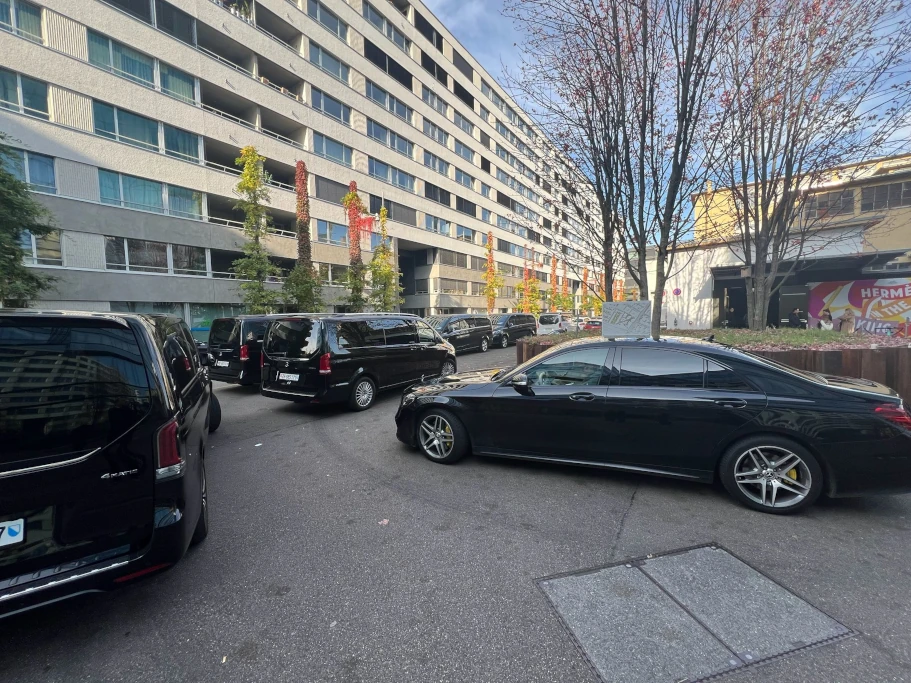 Discreet chauffeur service in Zurich financial district for executive travel