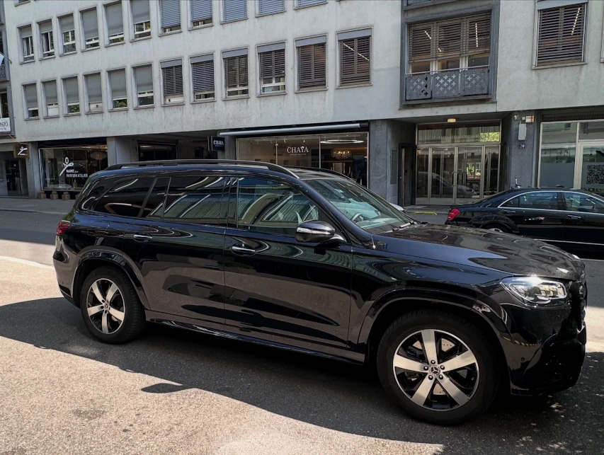 Side view of a black Mercedes-Benz GLS 450 chauffeur vehicle in Switzerland